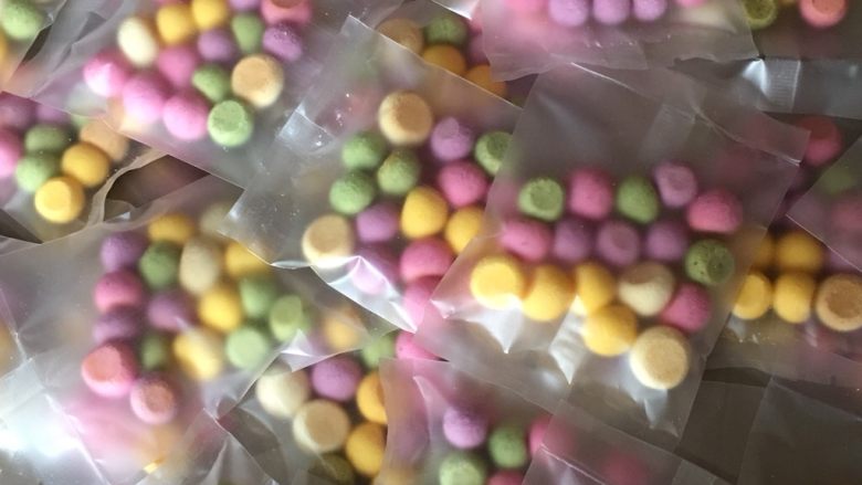 火龙果蛋黄奶豆,烤箱预热150度,中层烤25分钟,出炉。小包装方便携带,是不是很美哦!