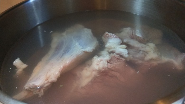 正宗酱牛肉,<a style='color:red;display:inline-block;' href='/shicai/ 4956'>牛腱子肉</a>用清水泡4个多小时,控水切成大块。