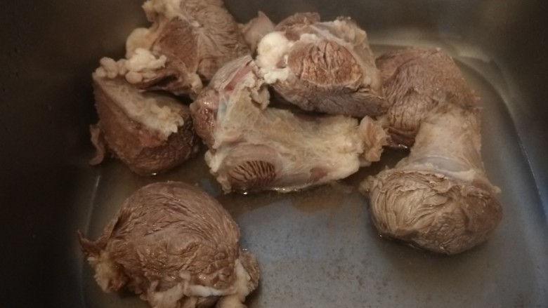 正宗酱牛肉,在把牛肉过凉水冲洗干净。