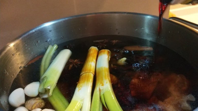正宗酱牛肉,倒入老抽调色,加入辣黄豆酱。