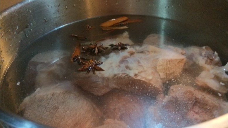 正宗酱牛肉,二次放入锅中,加入八角。桂皮,加入足够的水。