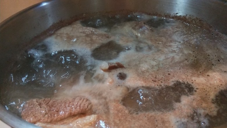 正宗酱牛肉,先把牛肉焯一下水,血沫上关火捞出来。
