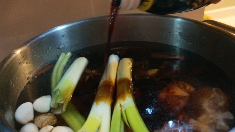 正宗酱牛肉,倒入<a style='color:red;display:inline-block;' href='/shicai/ 135278'>鲁花酱油</a>。