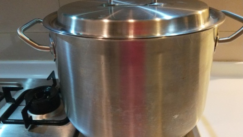 正宗酱牛肉,盖好盖子大火烧开转小火慢炖3个小时关火。