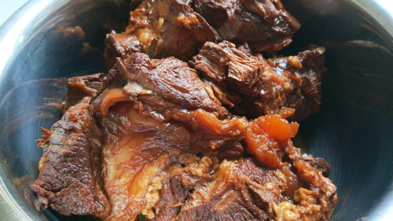 正宗酱牛肉,放入盆中封上保鲜膜放入冰箱保鲜。