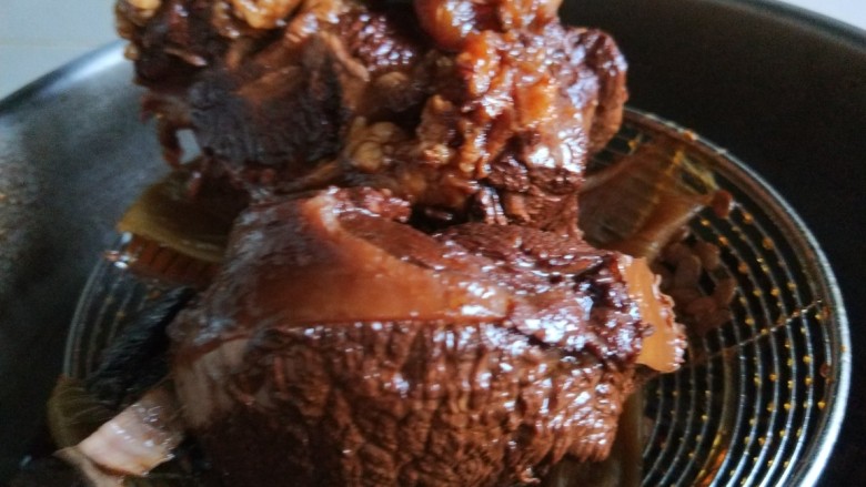 正宗酱牛肉,颜色红润,烂而不散。