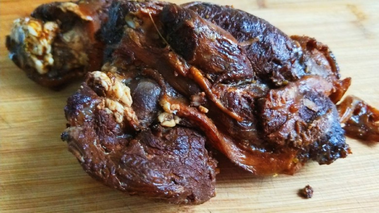 正宗酱牛肉,等彻底凉透凝固了在切成片。