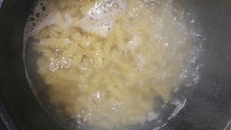 西红柿炒蛋意面,意面煮软