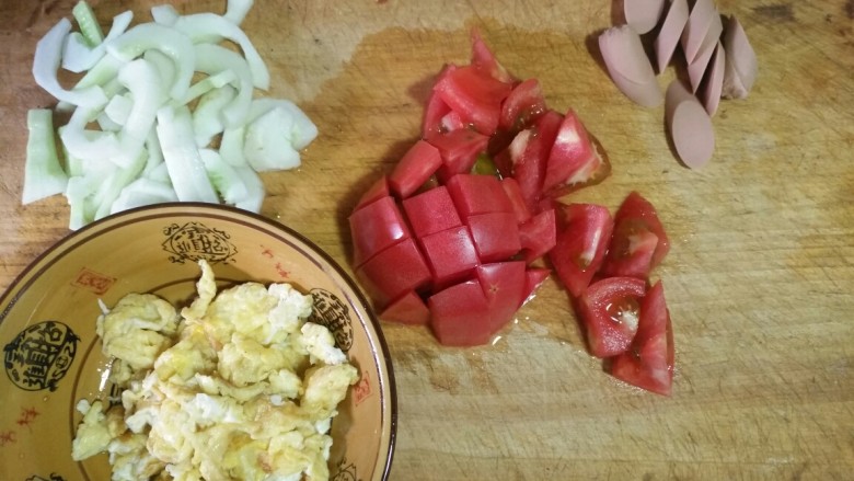 西红柿炒蛋意面,黄瓜,鸡蛋,西红柿,素肠都准备好