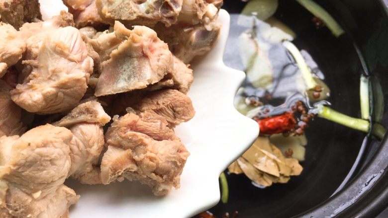 家常菜+酱骨肉,取出砂锅,先加入清水再陆续加入配料,骨头