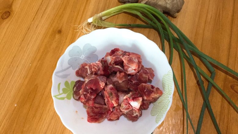家常菜+酱骨肉,食材准备好,将肉剁小块,为了孩子可以方便的吃