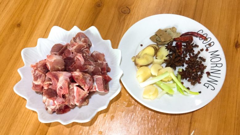 家常菜+酱骨肉,已经准备就绪