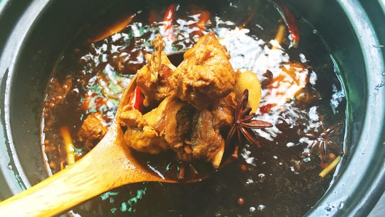家常菜+酱骨肉,哇!非常香,也很入味。