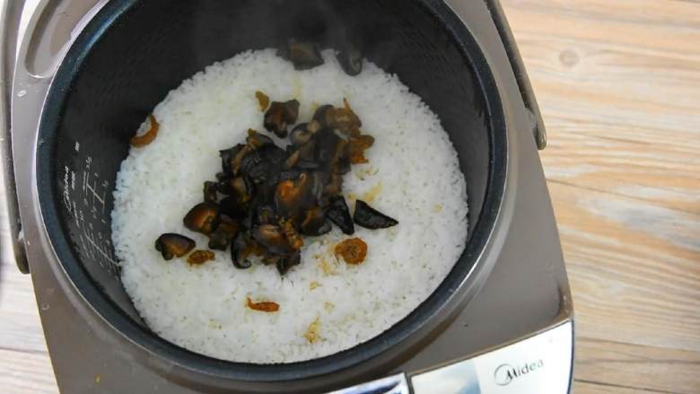 香菇油饭—鲜香可口,一次一碗根本不够吃,炒好的酱汁与米饭充分拌匀即可。