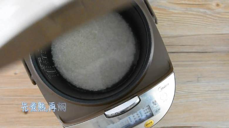 香菇油饭—鲜香可口,一次一碗根本不够吃,大米淘净,先煮熟,再焖20分钟。