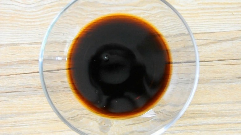 香菇油饭—鲜香可口,一次一碗根本不够吃,容器中加入料酒、生抽、老抽、泡香菇的水、1勺盐、1勺糖拌匀备用。