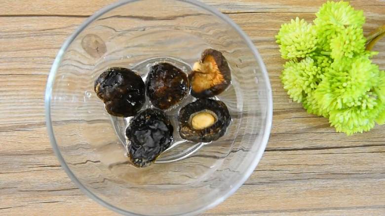 香菇油饭—鲜香可口,一次一碗根本不够吃,香菇泡发。