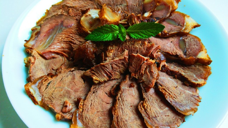正宗酱牛肉,装盘即可食用,在用两瓣<a style='color:red;display:inline-block;' href='/shicai/ 2794'>大蒜</a>拍扁剁碎,加入酱油,香油,醋调成汁,沾汁吃牛肉好吃又开胃。