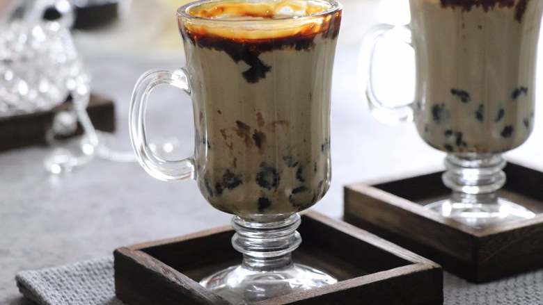 网红脏脏茶,不排队也能喝,看起来“脏脏”的奶茶,可是味道却非常的香浓。
黑珍珠:木薯淀粉100克,黑糖40克,热水70克,木薯手粉适量,冰水一大碗,防烫防粘手套。做法请详见我的黑珍珠食谱。