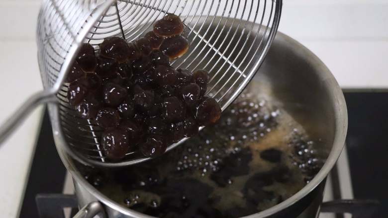 网红脏脏茶,不排队也能喝,倒入黑珍珠,如果是提前做好的冷冻了的珍珠,也可以不用解冻直接放到锅中。