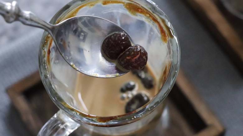 网红脏脏茶,不排队也能喝,搭配珍珠一起,嚼一嚼,满满的甜蜜,醇厚的奶香夹杂着黑糖独特的美味,果然网红不是盖的。