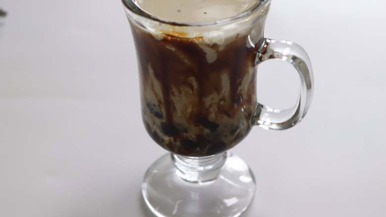 网红脏脏茶,不排队也能喝,:脏脏鲜奶茶就做好了,看起来果然好“脏”,但是美味已经召唤你迫不及待的喝掉她了。