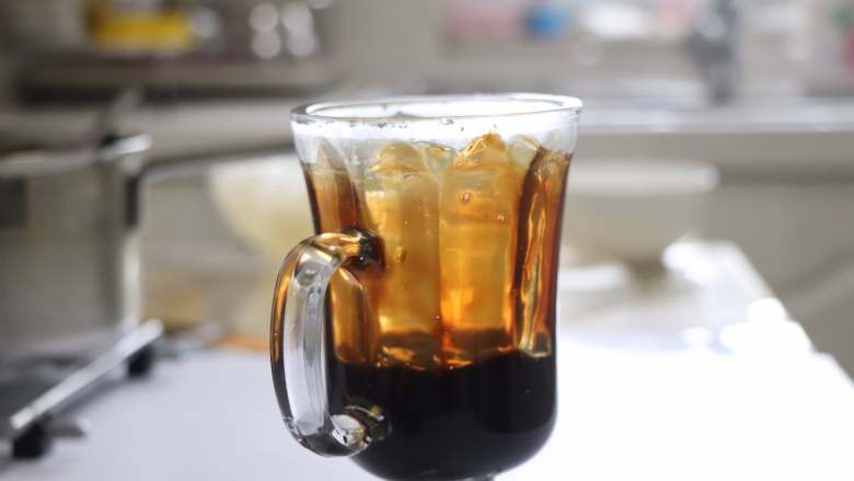 网红脏脏茶,不排队也能喝,如果喜欢吃珍珠多一些的,可以多挖一勺,在家做,量就是这么随性。