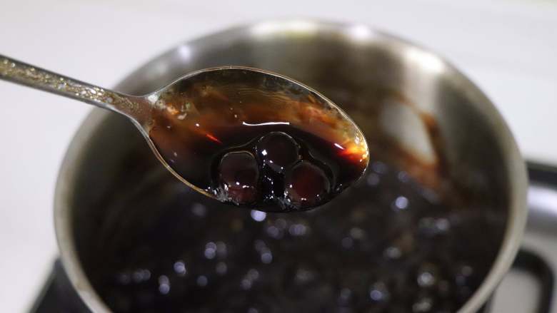 网红脏脏茶,不排队也能喝,搅动珍珠,防止粘底,糖水会变得浓稠,珍珠也变黑,通透,就成为黑珍珠糖浆了。
