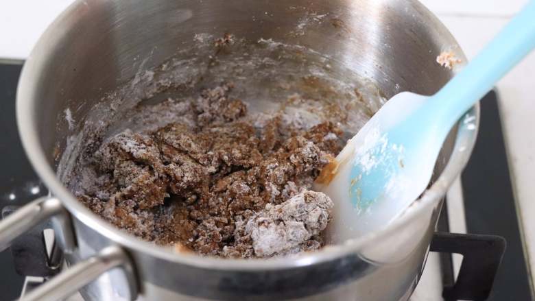 黑珍珠,脏脏茶没有她“红不了”,略微搅拌后,粉已经吸好了糖水,时间很短,离火。