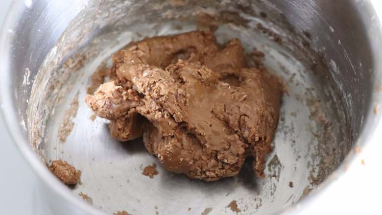 黑珍珠,脏脏茶没有她“红不了”,再用硬质刮刀压拌到无干粉,比较光滑的状态