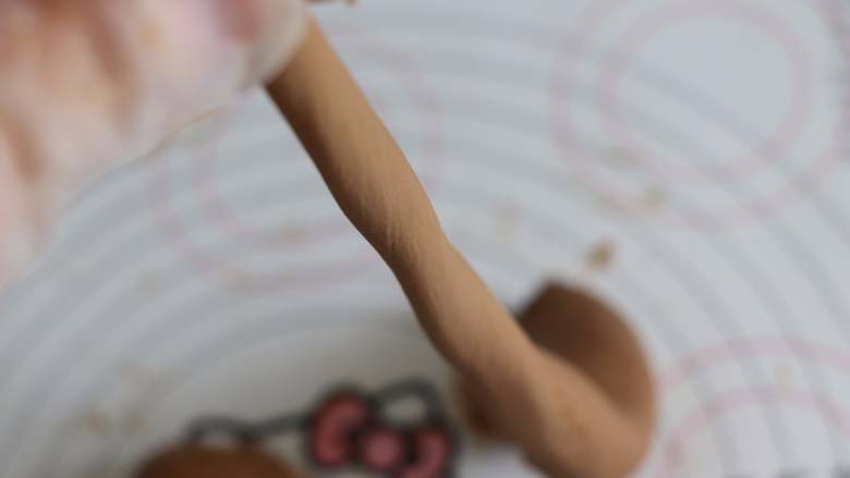 黑珍珠,脏脏茶没有她“红不了”,放到揉面垫上,稍微撒少量干的木薯淀粉,揉到粉团更加的光滑,之后分成几块,取一块搓成长条,其他的覆盖保鲜膜,待用。