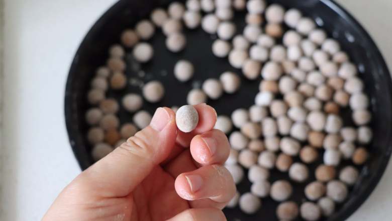 黑珍珠,脏脏茶没有她“红不了”,盘子里撒入干的木薯淀粉,倒入小块,或者搓圆。需要不时的撒些粉,晃动盘子,防止粘一起。需要耐心,我的珍珠是越来越大, 吸管都过不去了,好在自家喝,直接用勺子吧- -!。
