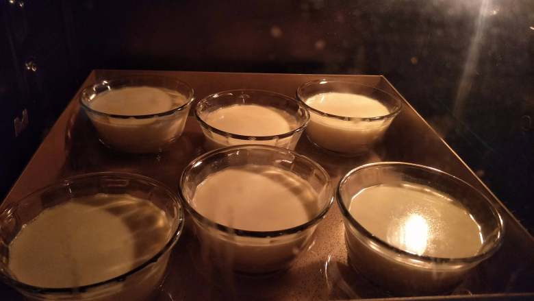 奶酪布丁 细腻绵润奶香醇厚,提前预热烤箱150度,40分钟。再闷至少30分钟到1小时。