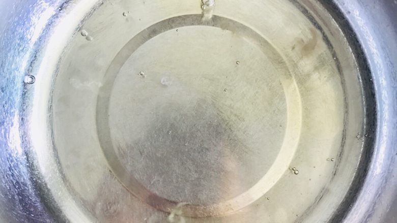 青汁蛋糕卷,分离好的蛋黄和蛋清分别装入无水无油的搅拌容器里。
注意蛋黄要保持完好,蛋黄液才不会混入蛋清中导致后面打发蛋清失败。选择新鲜的鸡蛋,才容易打发成功。