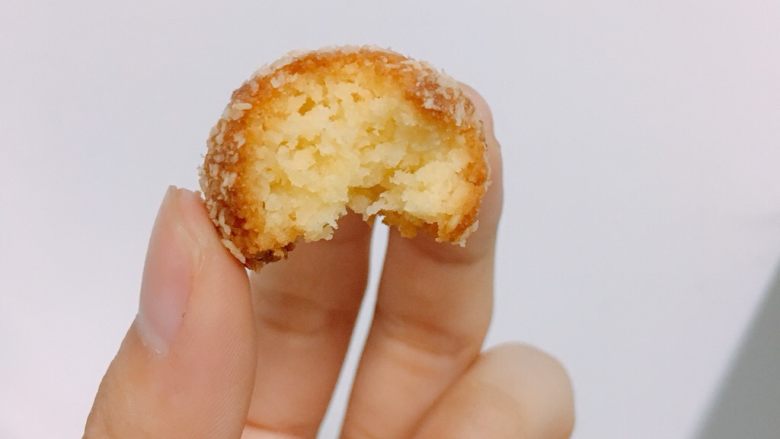 🍡黄金乳香椰丝球🍡,蛋黄版的椰蓉球,蛋味较香,外脆内软。