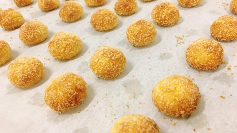 🍡黄金乳香椰丝球🍡,入炉烘烤,上下火150℃,15-20分钟。
注:每个烤箱脾气不同,要看着烤箱做调整哦~