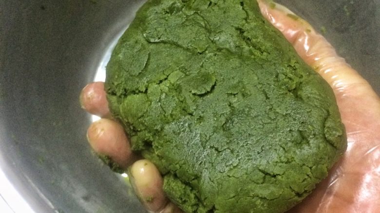 酥香可口的抹茶杏仁饼干,用刮刀拌匀,拌至无干粉状态即可。
我喜欢戴上手套徒手混合。