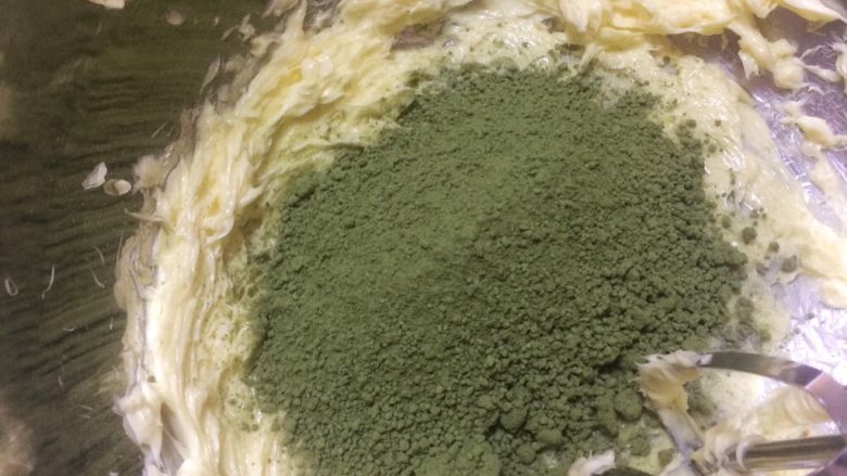 酥香可口的抹茶杏仁饼干,倒入抹茶糖粉,先用刮刀稍微混合一下,再用打蛋器搅打均匀。