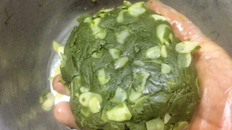 酥香可口的抹茶杏仁饼干,倒入<a style='color:red;display:inline-block;' href='/shicai/ 2451'>杏仁片</a>,混合均匀。