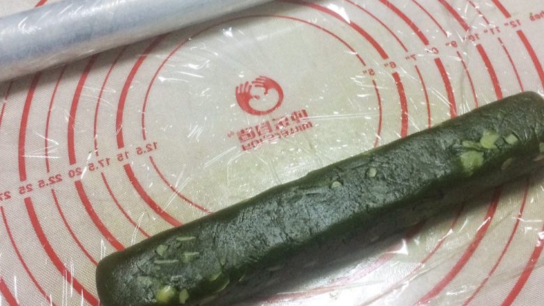 酥香可口的抹茶杏仁饼干,铺上保鲜膜，将面团整理成长条四方形状。

我喜欢徒手整理形状。

手残星人可以上网购买塑形模具，操作也很简单方便。