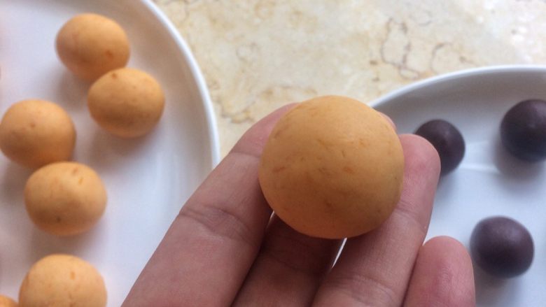 记忆中的味道:豆沙红薯小丸子,封口,揉光滑。