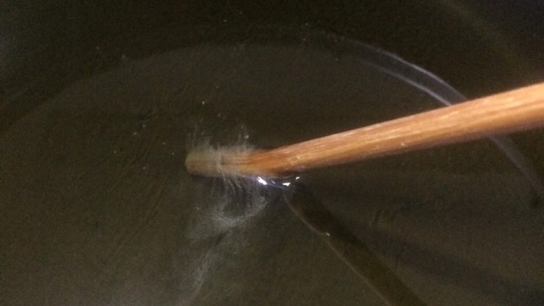 记忆中的味道:豆沙红薯小丸子,锅里放适量油,油热到8成即可。
可用木筷子试油温,筷子尖处一直猛冒小泡泡就是可以炸了。
锅和筷子必须无水,以免油炸时被热油溅到。