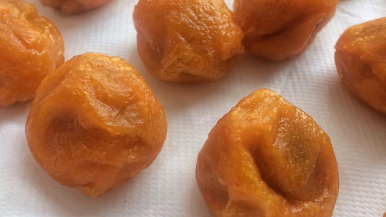 记忆中的味道:豆沙红薯小丸子,油不够热,小火慢炸出来是什么样子呢?
请看图!