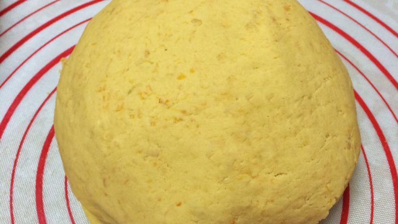 记忆中的味道:豆沙红薯小丸子,尽量将面团揉光滑。