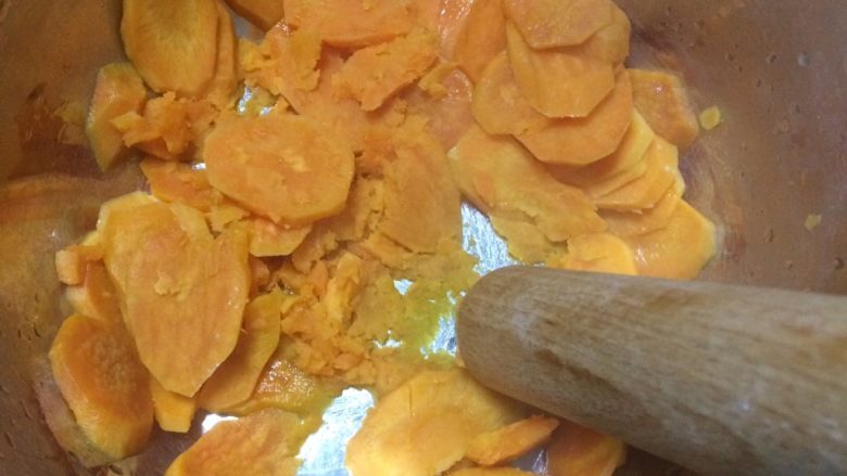 记忆中的味道:豆沙红薯小丸子,将红薯捣成泥。