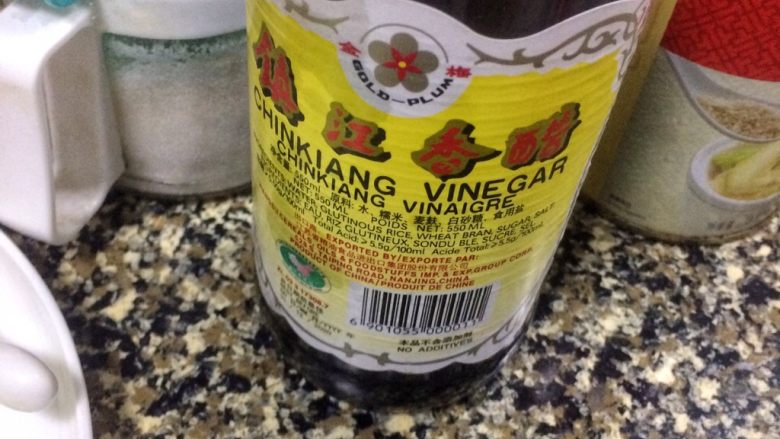酸爽可口的窍门 醋溜土豆丝,准备好调料,因为等一下得快速操作才能炒出爽口的土豆丝。
我用的是镇江<a style='color:red;display:inline-block;' href='/shicai/ 768'>香醋</a>,感觉味道更正宗。