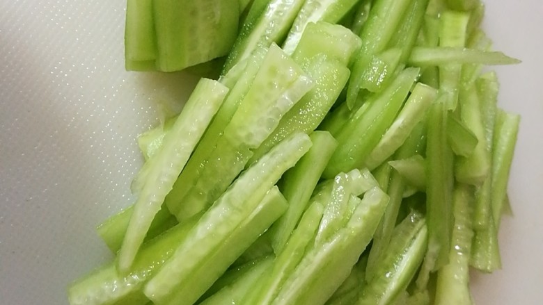 快手菜,黄瓜泡菜猪油拌面,黄瓜去皮切丝