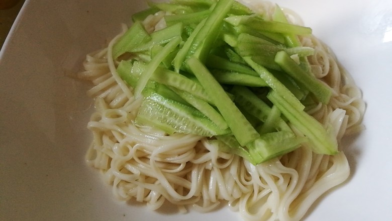 快手菜,黄瓜泡菜猪油拌面,倒入一勺橄榄油,摆上黄瓜条