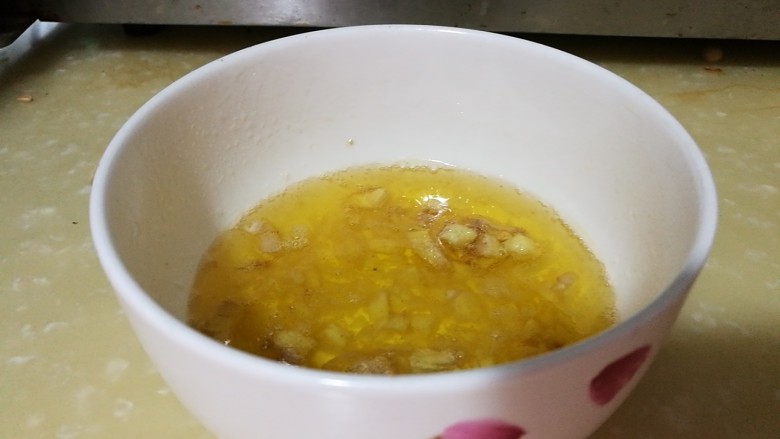 快手菜,黄瓜泡菜猪油拌面,微波三十秒沸腾,蒜香。用这个法子可以避免开油锅受烟火热气薰,夏季真真特别好用。