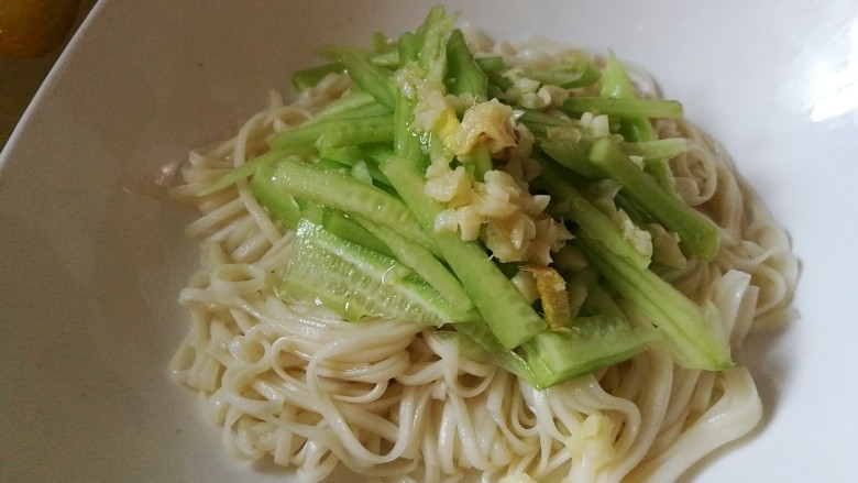 快手菜，黄瓜泡菜猪油拌面,将热油姜蒜倒在面条上，好香哦